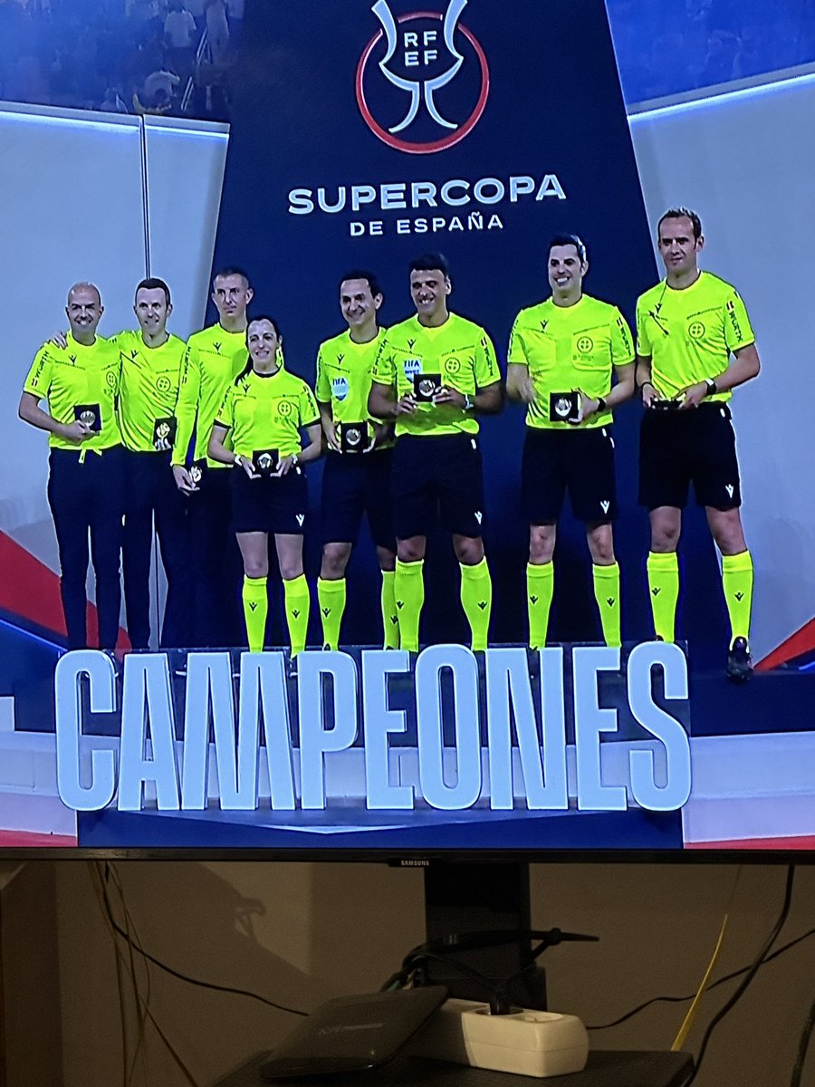 pues habrá que aficionarse al fútbol ya que es capaz de lograr lo q no ha podido ningún movimiento feminista, la árbitro muestra troços de cuixa y su pelo y además el representantes de #ArabiaSaudí la saluda dándole la mano!! oeoeoeoe!!! <a href="/SupercopaES/">Supercopa de España</a>