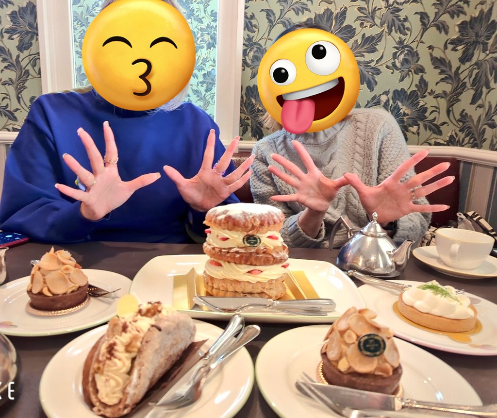「瀬戸物買ってケーキパーティー! 」|PEKO@通販発送完了🎁のイラスト