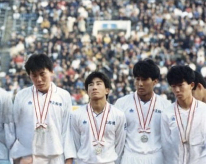 HideNakagawa's tweet photo. 私は #高校サッカー選手権決勝 の国立で敗れました。あの悔しさを忘れる事はありません。だから様々な場面で歯を食いしばれています。
PKは勝者と勇者のみで敗者はいません。今年も感動をありがとう。
両校と全国の高校サッカー部に幸あれ✨
#高校サッカー #高校サッカー選手権 #部活 #ペナルティヒデ https://t.co/OnMUMaKb2f