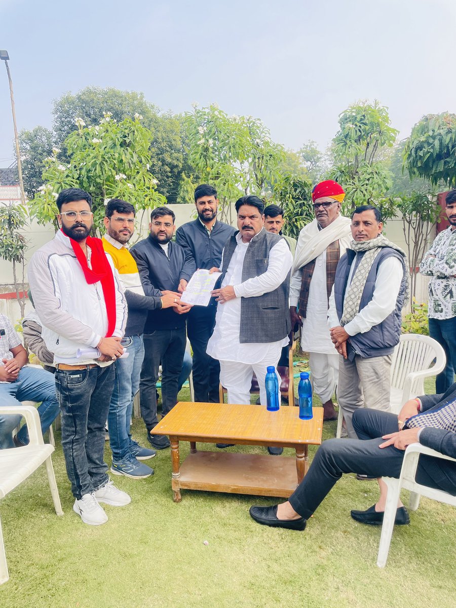 Bhupendra95710's tweet photo. कंप्यूटर अनुदेशक नियमित भर्ती की माँग कों लेकर पत्र माननीय राज्य मंत्री विजय सिंह चौधरी जी क���ं  ठेका प्रथा पर भर्ती नहीं करवानें का निवेदन किया है 
@BhajanlalBjp जी के संज्ञान में पत्र लिखकर प्रकरण मज़बूती सें रखने के लिए निवेदन किया !!
#हनुमान_किसान 
@RajCMO 
@madandilawar https://t.co/FfQ55ioXOS
