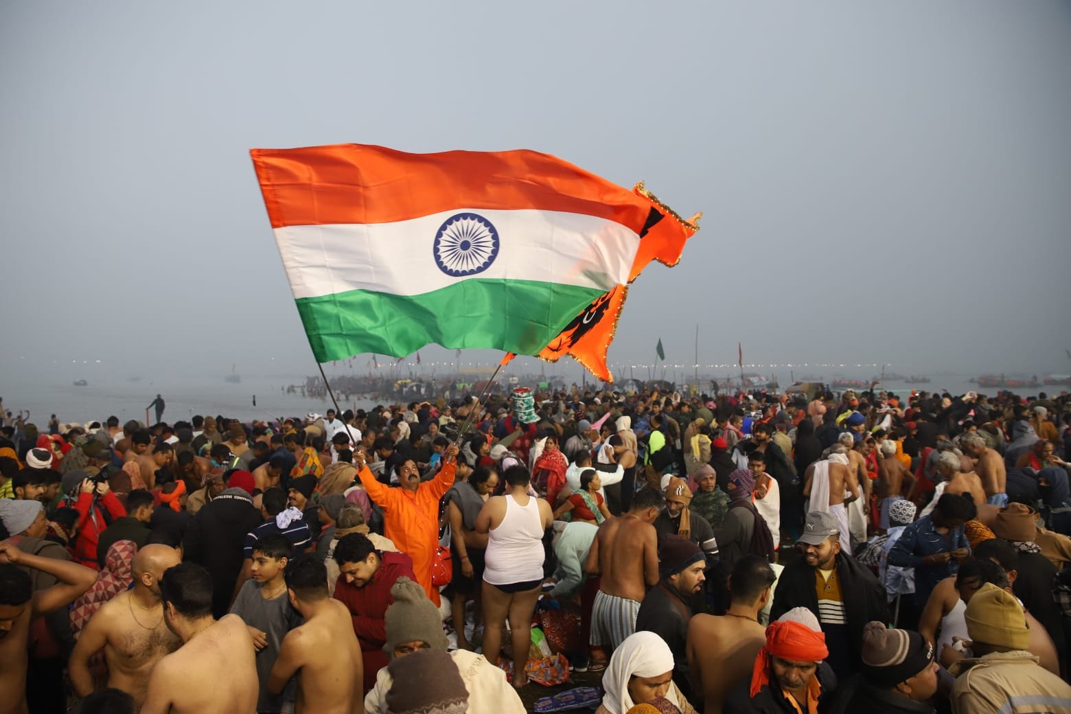 On the first day of Maha Kumbh 1 crore devotees took a holy dip | Mahakumbh 2025 : पहले ही दिन 1 करोड़ श्रद्धालुओं ने लगाई आस्था की डुबकी, हर-हर गंगे के