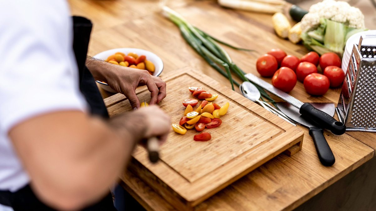#VieEtudiante | Bien manger, même avec un petit budget !
Étudiants, participez aux Masterclass cuisine avec le Chef Haton, Meilleur Ouvrier de France, et un nutritionniste. Apprenez à cuisiner équilibré, de saison et à petit prix ! Inscrivez-vous : u-paris.fr/évènement/mast…