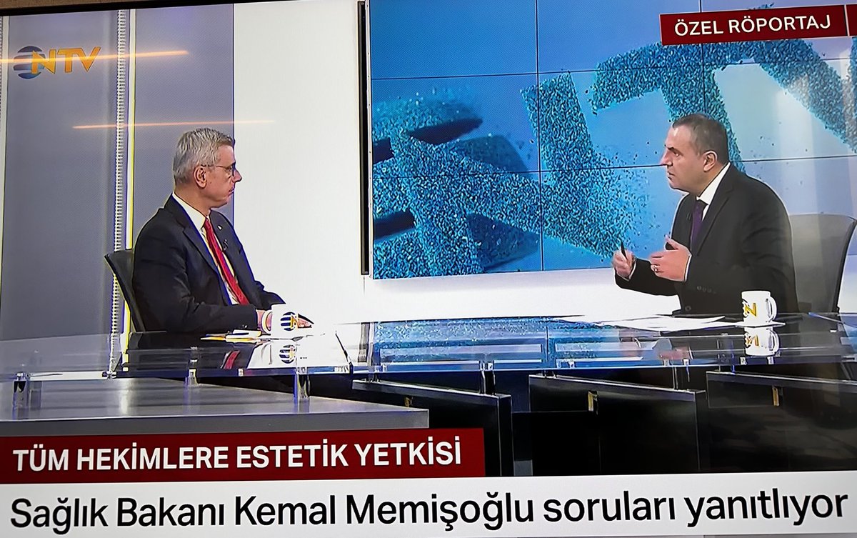 Sağlık Bakanı ⁦<a href="/drmemisoglu/">Prof. Dr. Kemal Memişoğlu</a>⁩ ‘na Lösemili çocuk Aileleri soru sormak istiyor ancak izin vermiyor.
Buradan soralım 
1-Lösev Hastanesine söz vermenize rağmen neden TAM RUHSAT verilmiyor
2-Eski sağlık bakanının hastanelerinin yatak ve doktor sayısı nedir
3-Vicdanınız rahat mı