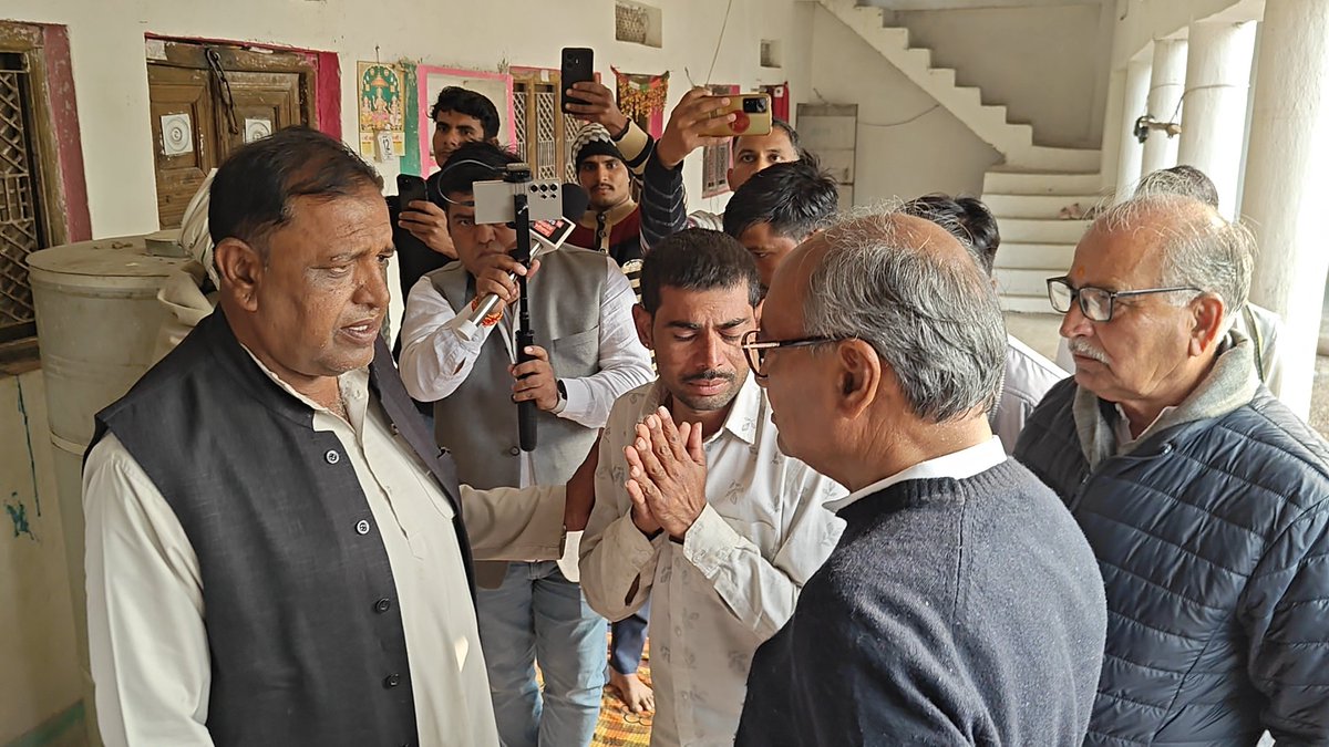 ddraghogarh's tweet photo. कल पूर्व मुख्यमंत्री श्री @digvijaya_28 जी, पूर्व मंत्री श्री @JVSinghINC जी ने ग्राम पिपल्या में सुमित मीणा के परिवार जनों से मिलकर सांत्वना दी विगत दिनों बोरवेल में गिरने के कारण दुखद निधन हो गया। इस कठिन समय में परिवार को हरसंभव सहयोग का आश्वासन दिया।
#सांत्वना #राघोगढ़परिवार https://t.co/V4B7LafGWW