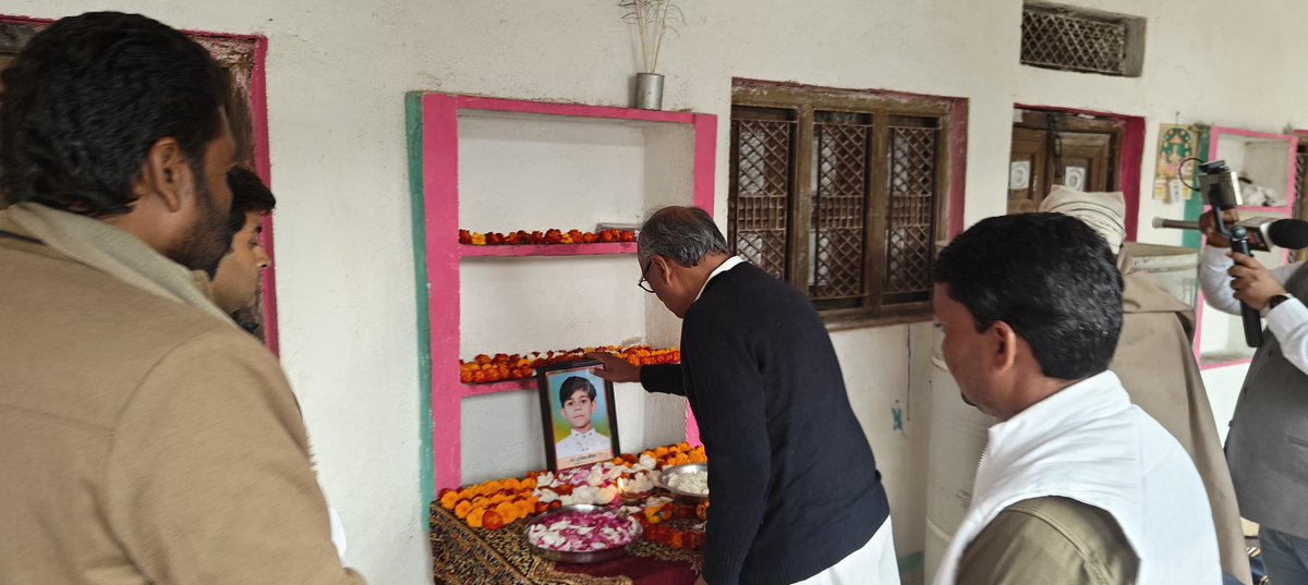 ddraghogarh's tweet photo. कल पूर्व मुख्यमंत्री श्री @digvijaya_28 जी, पूर्व मंत्री श्री @JVSinghINC जी ने ग्राम पिपल्या में सुमित मीणा के परिवार जनों से मिलकर सांत्वना दी विगत दिनों बोरवेल में गिरने के कारण दुखद निधन हो गया। इस कठिन समय में परिवार को हरसंभव सहयोग का आश्वासन दिया।
#सांत्वना #राघोगढ़परिवार https://t.co/V4B7LafGWW