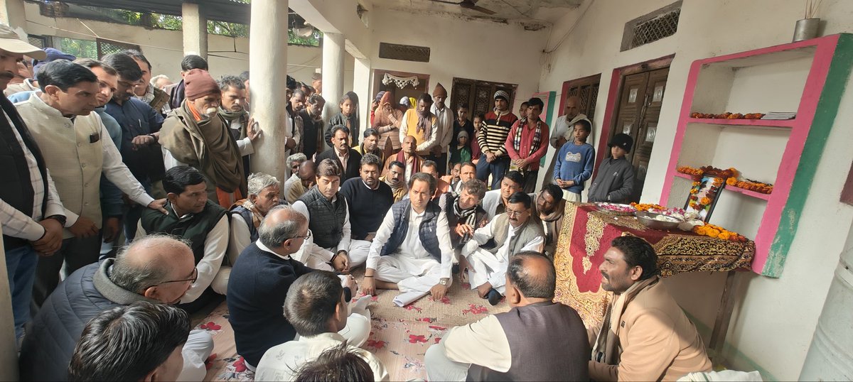 ddraghogarh's tweet photo. कल पूर्व मुख्यमंत्री श्री @digvijaya_28 जी, पूर्व मंत्री श्री @JVSinghINC जी ने ग्राम पिपल्या में सुमित मीणा के परिवार जनों से मिलकर सांत्वना दी विगत दिनों बोरवेल में गिरने के कारण दुखद निधन हो गया। इस कठिन समय में परिवार को हरसंभव सहयोग का आश्वासन दिया।
#सांत्वना #राघोगढ़परिवार https://t.co/V4B7LafGWW