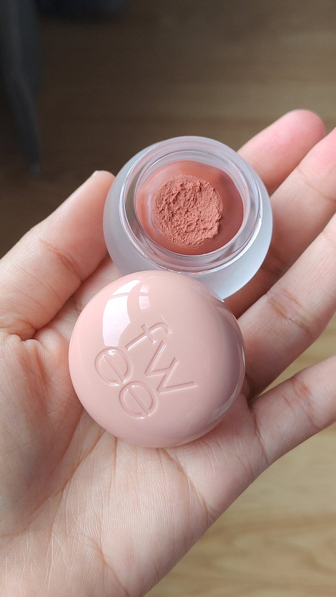 foxeryrose's tweet photo. มาที่เมคอัพกันบ้าง เอาจริงเลือกยากมีหลายตัวดี แต่นี่คัดมาแค่ 5 ตัวที่คิดว่าคุ้มค่าที่สุด

6. Fwee บลัชเนื้อมูสพุดดิ้ง เอาจริงมันคุ้มมาก ทาได้ทั้ง ตา แก้ม ปากเลย แล้วเนื้อนุ่มเด้ง เกลี่ยง่าย สีโคตรน่ารัก โดยเฉพาะสี My ทาแล้วแก้มป็อป ขับผิวสุดๆ 
📍https://t.co/KCyWF2eQqX https://t.co/Bq6Jpoa1HX