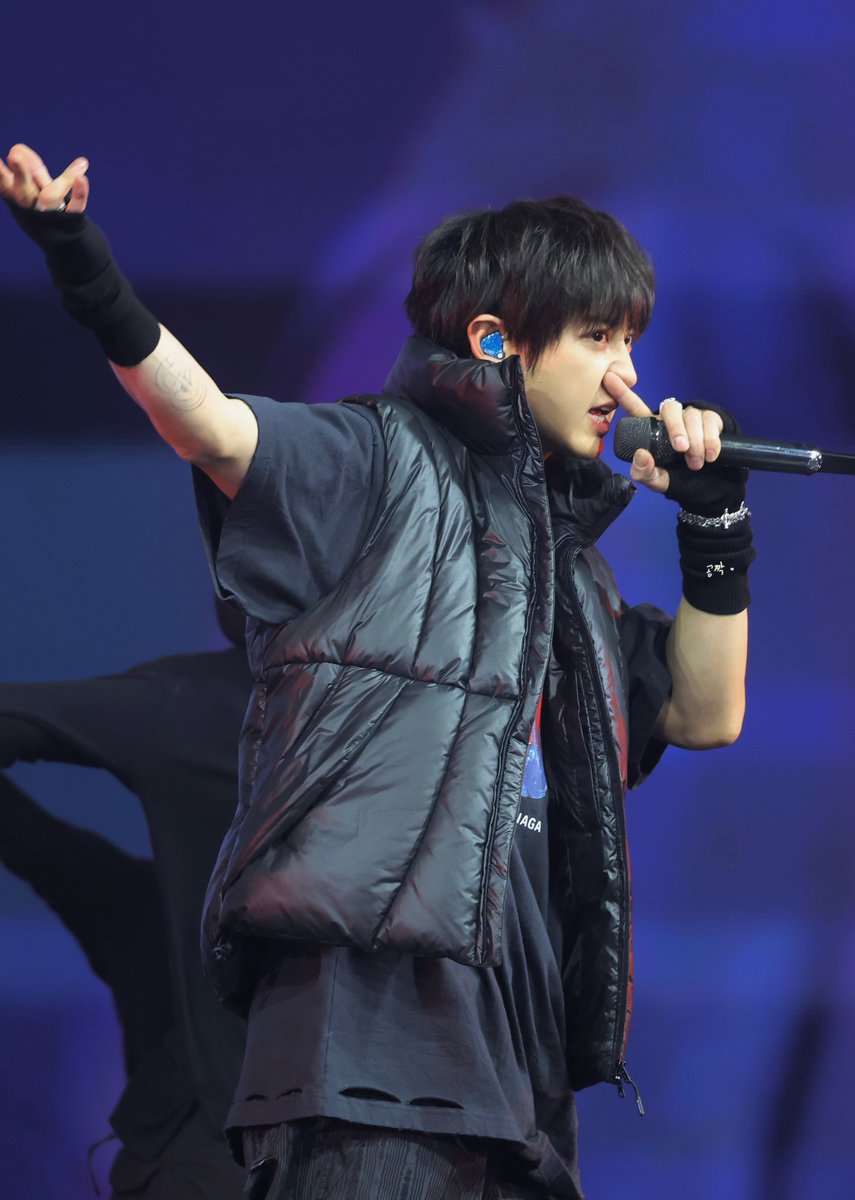 gxngeo's tweet photo. 250111 SMTOWN Live in Seoul 

투지 (鬪志, Git It Up!)

아기 늑대가 마이크 잡는 방식이 너무 래퍼오빵이임🐺

#찬열 #CHANYEOL https://t.co/dkIJyvmf3c