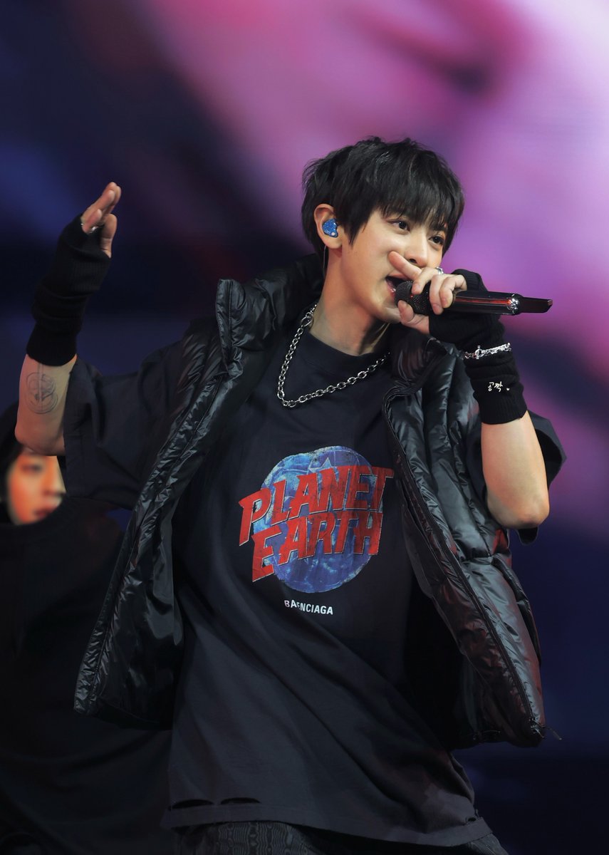 gxngeo's tweet photo. 250111 SMTOWN Live in Seoul 

투지 (鬪志, Git It Up!)

아기 늑대가 마이크 잡는 방식이 너무 래퍼오빵이임🐺

#찬열 #CHANYEOL https://t.co/dkIJyvmf3c
