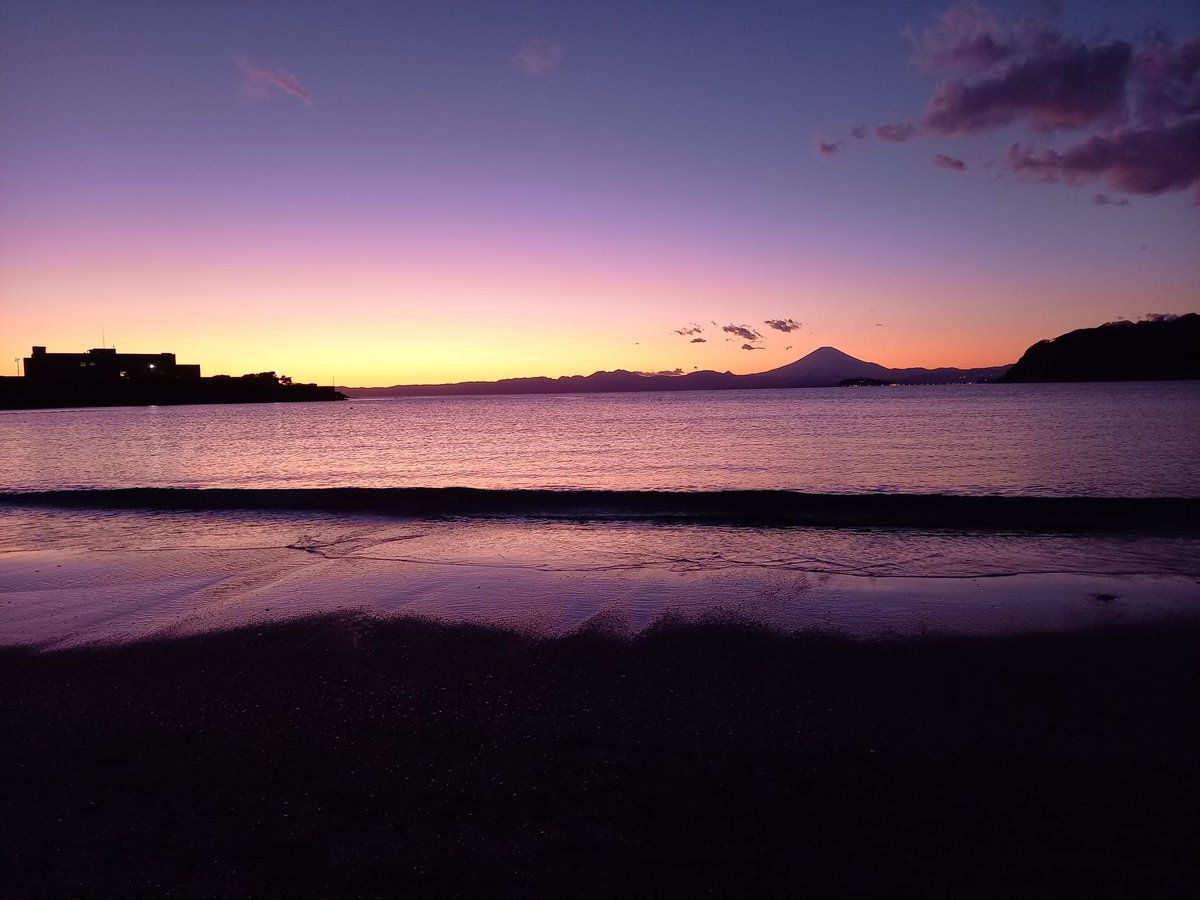 JJJ8563's tweet photo. 日没30分後　水面も染まります

思ったより　だれでもなくひとり　いたいのかもしれない　
#イマソラ　#キリトリセカイ
　#夕焼け　#海が好き　#空　#雲　#NoWordsAreNeeded https://t.co/KE2YxVkXLv