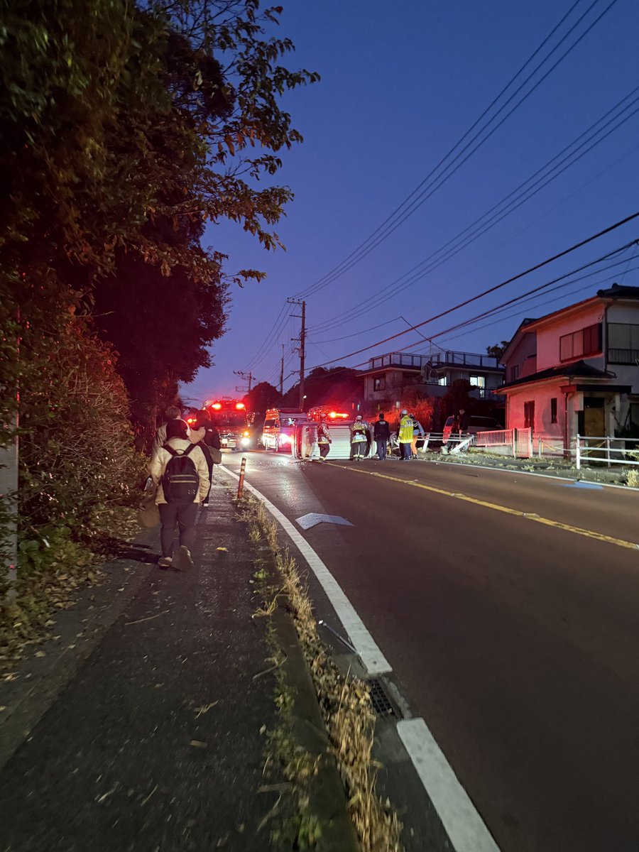 ruteyoki's tweet photo. 三浦市県道26号松輪入口付近で横転事故。
道路封鎖中。バスを降りて徒歩で駅に向かう。
#交通事故 #渋滞 https://t.co/p3fYGHx027