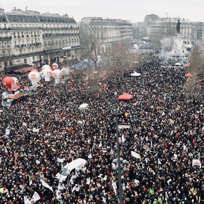 LibertaliaLivre's tweet image. C'était il y a deux ans.
Des immenses manifs contre la réforme des retraites.
Cette chaleur de la foule en lutte et en liesse nous manque.