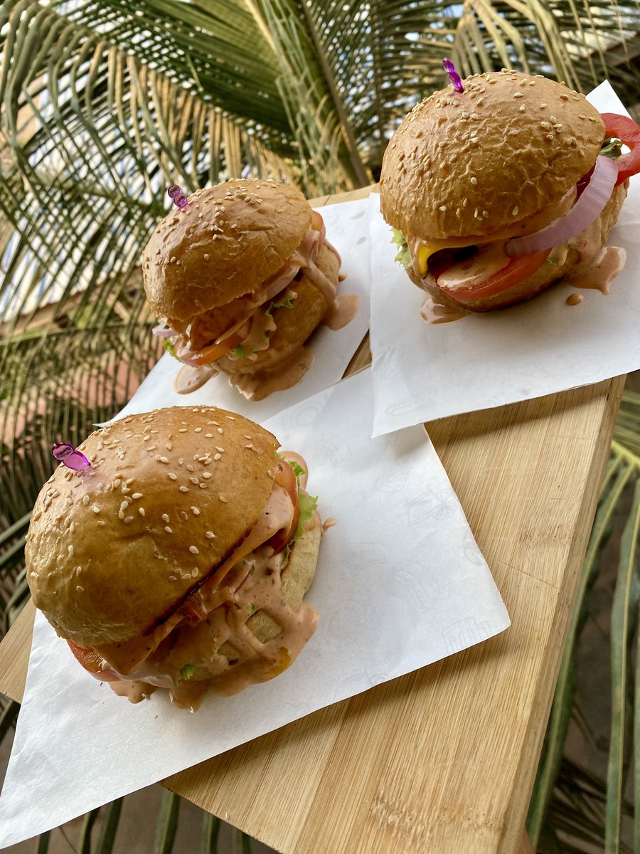 Finegirl_Farmer's tweet image. I know you didn’t ask but 12,000 can get you these classic beef burgers. Yes, all three of them😁

Happy new week lovers of good treats✨

It’s another day to enjoy #BeyondDelicious treats by #FinegirlFARMER