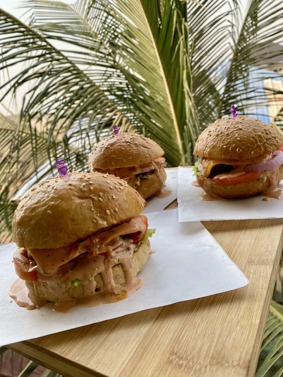 Finegirl_Farmer's tweet image. I know you didn’t ask but 12,000 can get you these classic beef burgers. Yes, all three of them😁

Happy new week lovers of good treats✨

It’s another day to enjoy #BeyondDelicious treats by #FinegirlFARMER