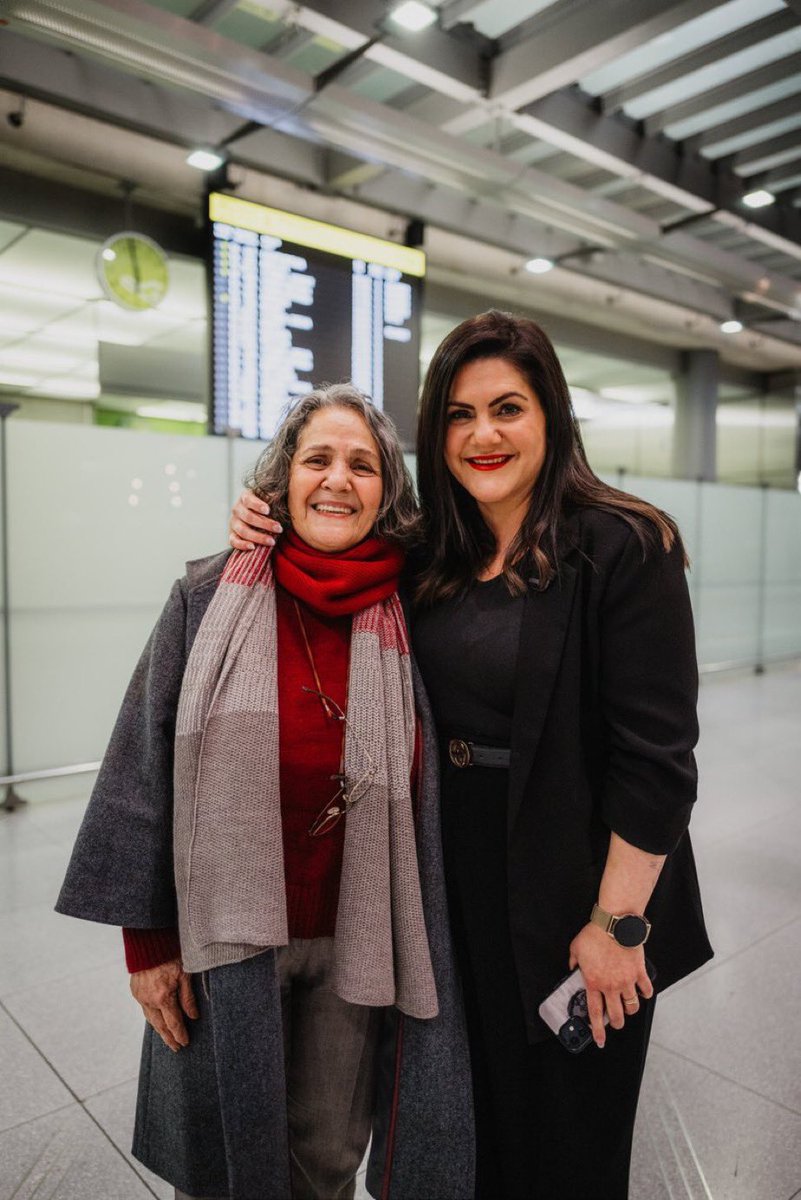 Nahid Taghavi ist frei! Nach mehr als vier Jahren wird die deutsche Geisel der Islamischen Republik Iran von Tochter Mariam Claren am Köln-Bonner-Flughafen in Empfang genommen.