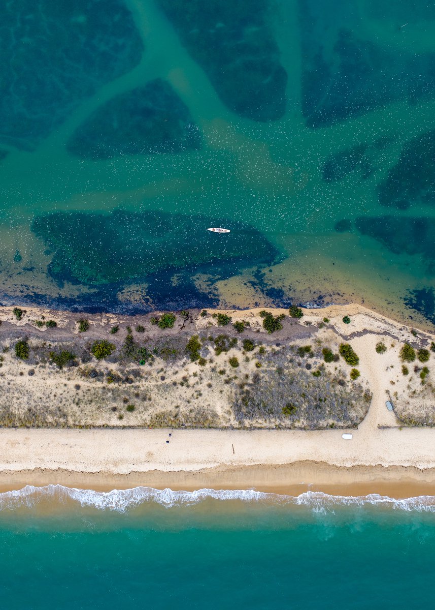 Ici, quelques prises de vue en drone sur la plage du Mimbeau avec cette météo assez grise mais qui a permis de faire ressortir et révéler toute cette palette de couleurs bleues !
.
2025 sera, je l’espère, tout aussi riche que les années passées en terme de nouveaux projets !