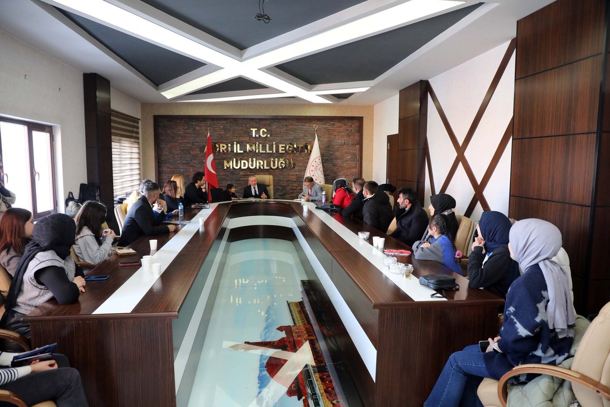 hasan_kokrek's tweet photo. Türkçemizi en güzel şekilde yaşatan ve geleceğe umut taşıyan öğrencilerimize ödüllerini takdim ettik. Her kelime, bir medeniyetin izini taşır; her cümle, yarının temellerini atar. Birinci olan öğrencilerimizi kutluyor, başarılarının artarak devamını diliyorum. https://t.co/tRjCESEdT6