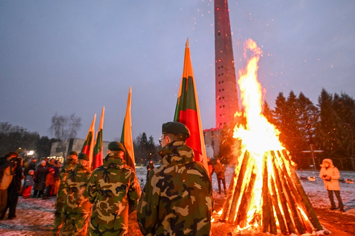 Lithuanian_MoD's tweet photo. 34 years ago today, unarmed Lithuanians stood bravely against Soviet aggression to protect our freedom.

Freedom Defenders’ Day remains a lasting inspiration, especially for our soldiers.

As a nation that knows the true price of freedom, we remain ready to defend it at any cost. https://t.co/z5EsV2yQtX