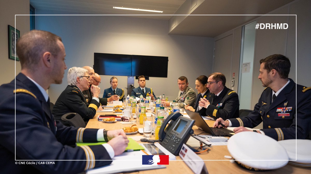 ThibautVanssay's tweet image. #Honneur
🌟 Plaisir et honneur d&apos;accueillir la Générale @CDS_Canada_CEMD au ministère @Armees_Gouv.
🇨🇦🇫🇷 Un riche dialogue entre nos deux nations sur des sujets #RH majeurs pour nos armées :
➡️ Enjeux et leviers de #Fidélisation ministériels, focus sur l&apos;ambition #Fidélisation360