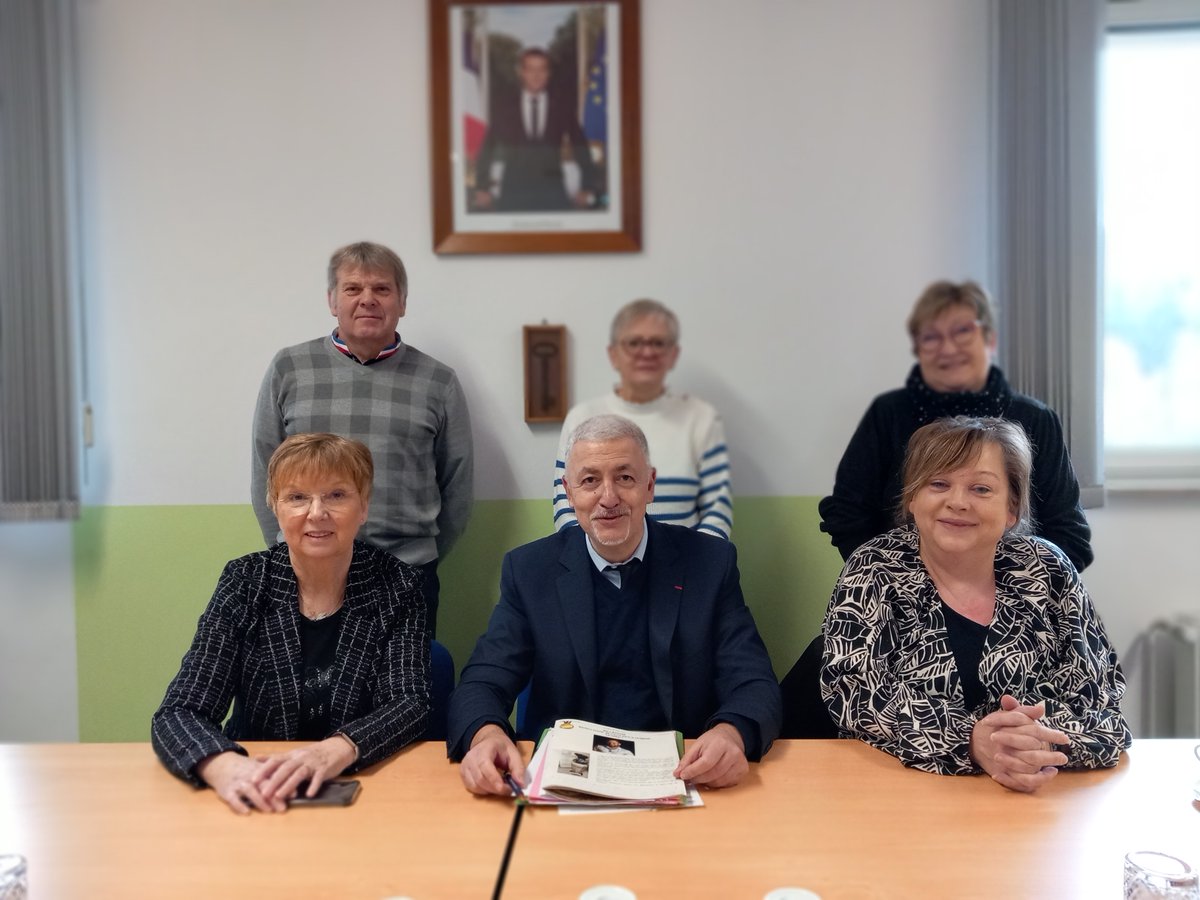 Prefet57's tweet photo. #Arrondissement #Sarreguemines 🏘 | Wassim Kamel, sous-préfet de #Sarreguemines, poursuit ses visites communales dans l'arrondissement.

🤝 Éliane Fontaine, maire de #Lambach, commune rurale de 500 habitants, répartis sur le bourg centre et l'annexe de Glasenberg, l'a chaleureusement accueilli avec son équipe municipale.

➡️ Après des échanges féconds en mairie sur la démographie de la commune, l'attractivité du territoire, la nécessaire transition écologique et le projet d'aménagement d'un city stade, le sous -préfet s'est rendu sur les sites de la salle des fêtes, entièrement réhabilitée, et celui de l'ancienne école de Glasenberg à réhabiliter. 

👏 Le sous-préfet a félicité les élus municipaux pour leur engagement quotidien au service de l'intérêt général.