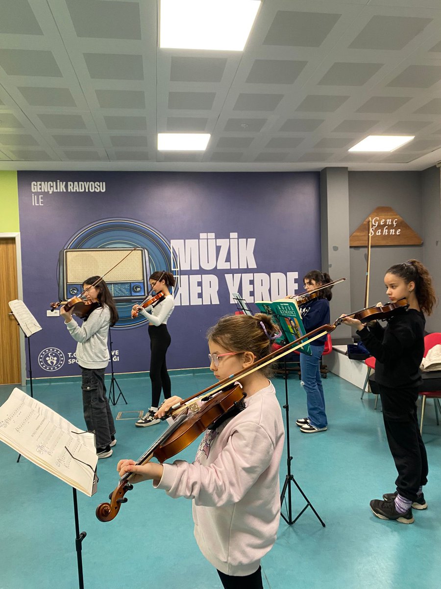 GSB_75YilGM's tweet image. 75.Yıl Gençlik Merkezinde Haftasonu 🍀
#keman
#halkoyunları
#seramik
#seseğitimi 
@OA_BAK @gencliksporbak