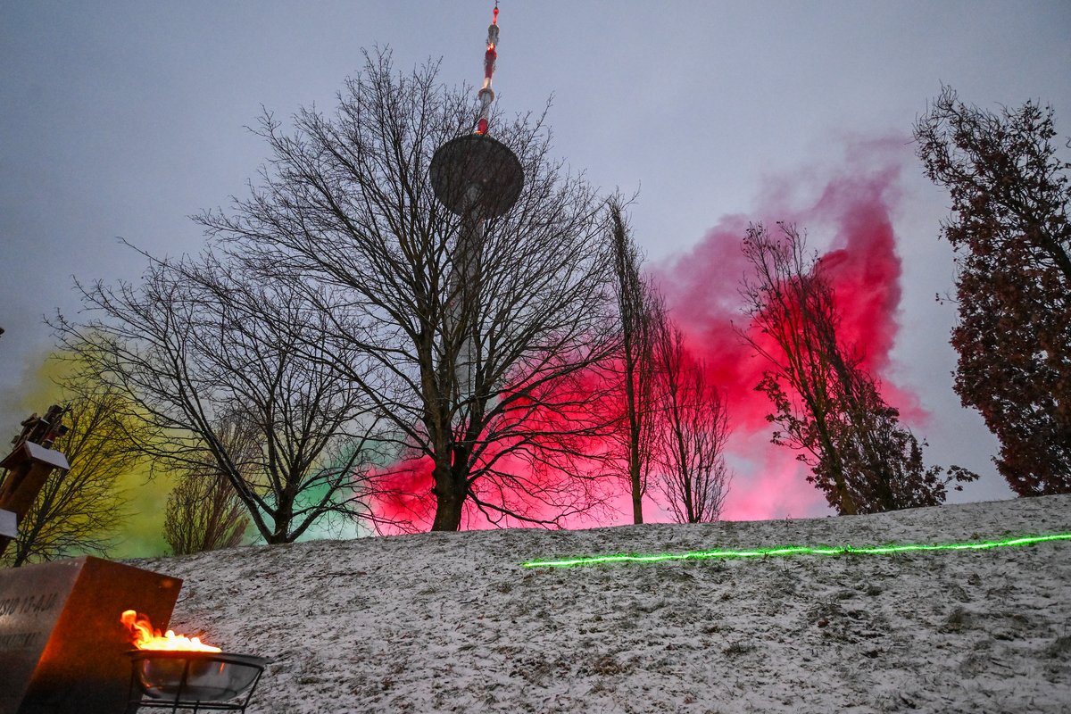 Lithuanian_MoD's tweet photo. 34 years ago today, unarmed Lithuanians stood bravely against Soviet aggression to protect our freedom.

Freedom Defenders’ Day remains a lasting inspiration, especially for our soldiers.

As a nation that knows the true price of freedom, we remain ready to defend it at any cost. https://t.co/z5EsV2yQtX