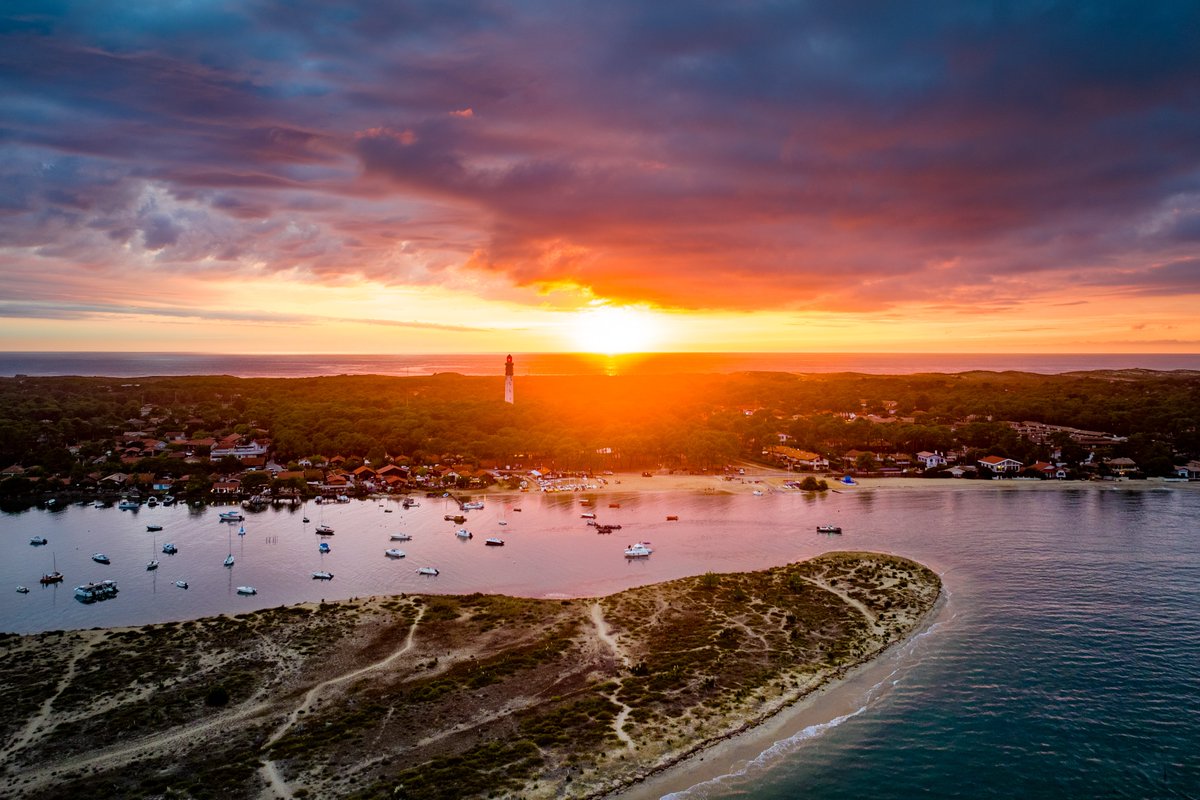 Parce que ce sunset a fait partie des photos à succès en 2024, je ne peux m’empêcher de poster cette dernière série avec des plans plus larges de ces ambiances que l’on aime tant vivre sur le Bassin d’Arcachon !
.
Bon dimanche à tous ✌️
.
.
#sunset #capferret #bassindarcachon