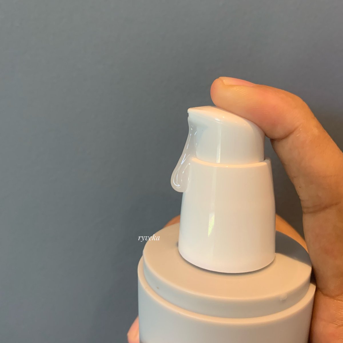 ryveka's tweet photo. udah cinta banget sama moisturizer ini &amp; ngikutin journeynya dari perubahan packaging sampe sekarang mereka ngeluarin yang ukuran GENTOOONGGG🥹🤚🏻 https://t.co/uMktT37s9K