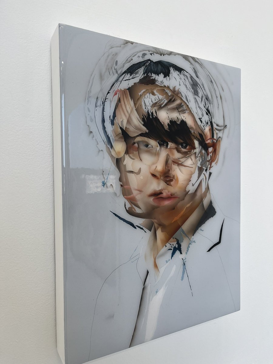 藝大生の作品 藝大では明治に開校してから代々卒業制作の自画像を買い取り、永久保存