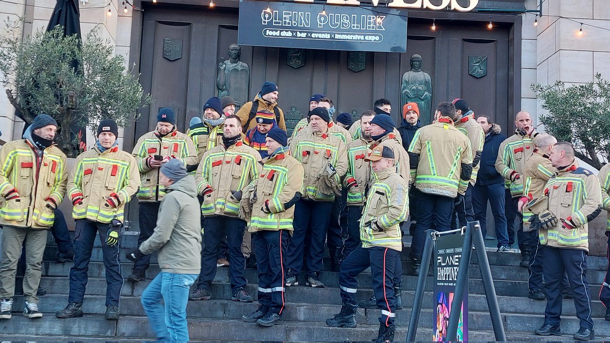 Par milliers, enseignants-es, pompiers, travailleuses et travailleurs se mobilisent pour que soit garanti leur droit le plus élémentaire : celui à une pension décente.