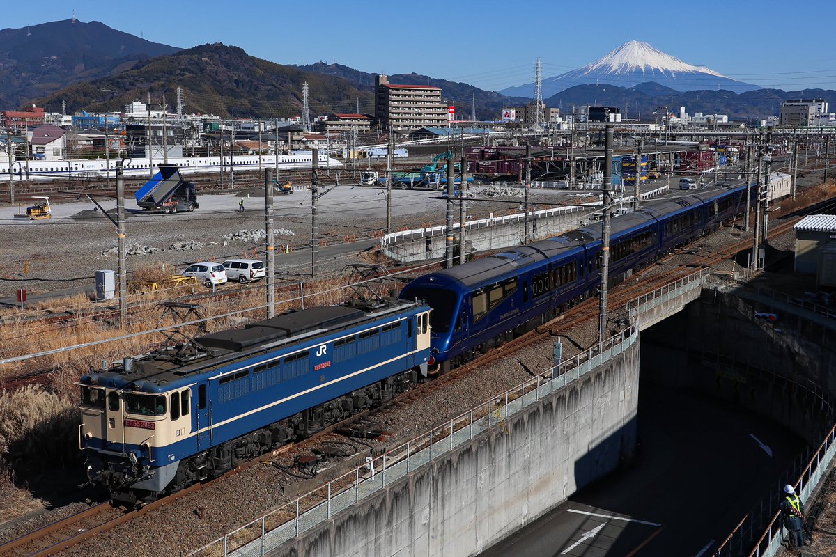 2025/01/13
9863レ ロイヤルエクスプレス甲種
EF65 2092+ 伊豆急2100系R-5編成+マニ50 2186
同業者の方々お疲れ様でした〜