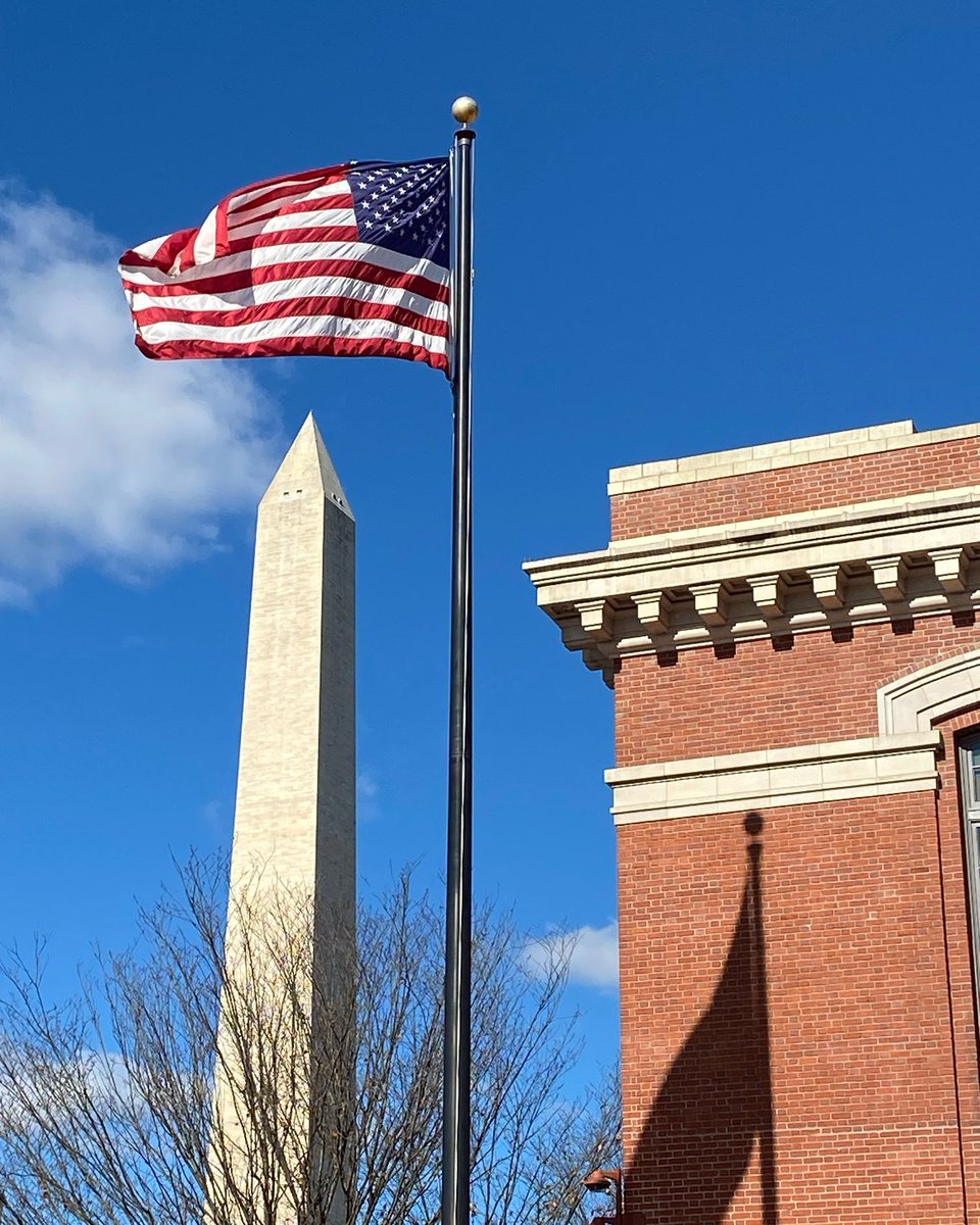 dcmilitarytour's tweet image. Another blustery winter day, this time outside the west entrance of the #US @HolocaustMuseum. I like how Old Glory stands out like a children’s drawing of a flag. Let’s head to the top of the Washington Monument for a great view of the city. buff.ly/48Qu9Jv