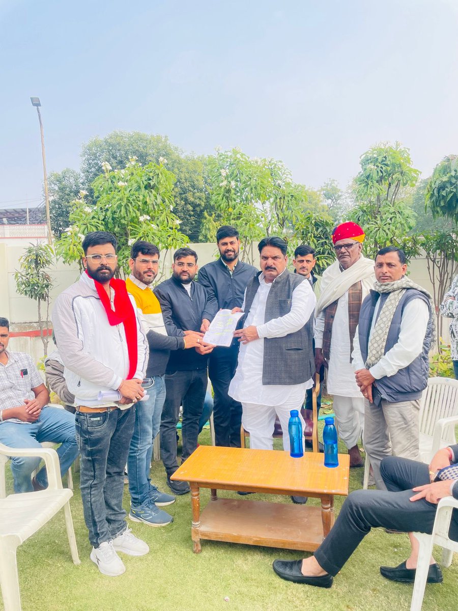 Ravindrachdry's tweet photo. कंप्यूटर अनुदेशक नियमित भर्ती की माँग को लेकर'पत्र लेखन अभियान'के तहत आज राज्य मंत्री विजय सिंह च��धरी जी को ज्ञापन देकर ठेका प्रथा पर भर्ती नही करवाने का निवेदन किया है 
साथ ही माननीय मुख्यमंत्री @BhajanlalBjp जी के संज्ञान मे पत्र लिखकर प्रकरण मजबूती से रखने के लिए निवेदन किया!! https://t.co/JHPyOe8ixl