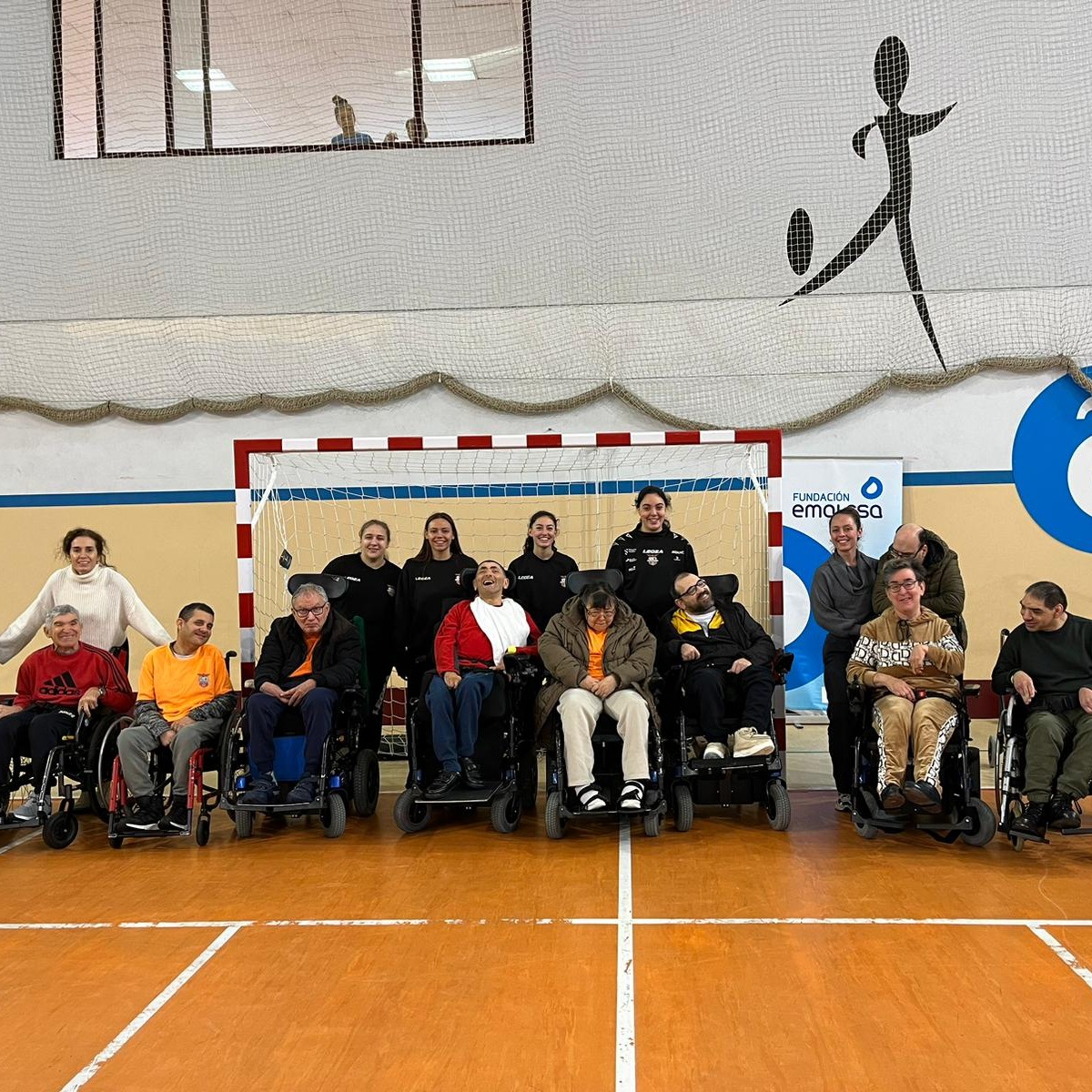 Fundación Emalcsa (@fundemalcsa) on Twitter photo O pasado 3 de xaneiro, once usuarios e usuarias de <a href="/ASPACECoruna/">ASPACE Coruña</a> participaron nunha xornada deportiva xunto ao equipo de #FútbolSala feminino <a href="/amarellefsf/">Viaxes Amarelle FSF</a> ⚽
➡️ Esta actividade forma parte do programa Deporte Solidario e Inclusivo da Fundación Emalcsa. O pasado 3 de xaneiro, once usuarios e usuarias de <a href="/ASPACECoruna/">ASPACE Coruña</a> participaron nunha xornada deportiva xunto ao equipo de #FútbolSala feminino <a href="/amarellefsf/">Viaxes Amarelle FSF</a> ⚽
➡️ Esta actividade forma parte do programa Deporte Solidario e Inclusivo da Fundación Emalcsa.