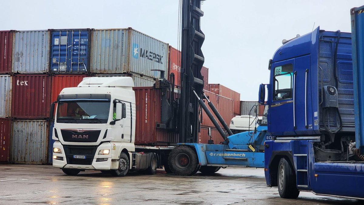 DurresPort's tweet photo. Cargo in motion…🏗️🧱🚚

#Maritime🇦🇱⚓️🚢 #portcity #cargo
#containers #terminals #shipping
#yardoperations #mondayvibes📸 https://t.co/IMVaRu5SjL