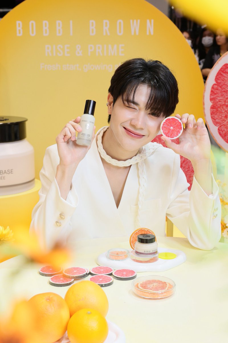 BobbiBrown_TH's tweet photo. คุณต้นหลิวแจกความสดใสที่งาน RISE &amp; PRIME with #VitaminEnrichedCollection ณ เซ็นทรัล ลาดพร้าว💛✨
#BobbiBrownTHXTONLIEWMTP #VitaminEnrichedSmoothingSerum #VitaminEnrichedFaceBase #FreshStartGlowingSkin #BobbiBrownThailand #tonliewmtp #ต้นหลิวเด็กจิ๋ว https://t.co/9JtYJwTIkA