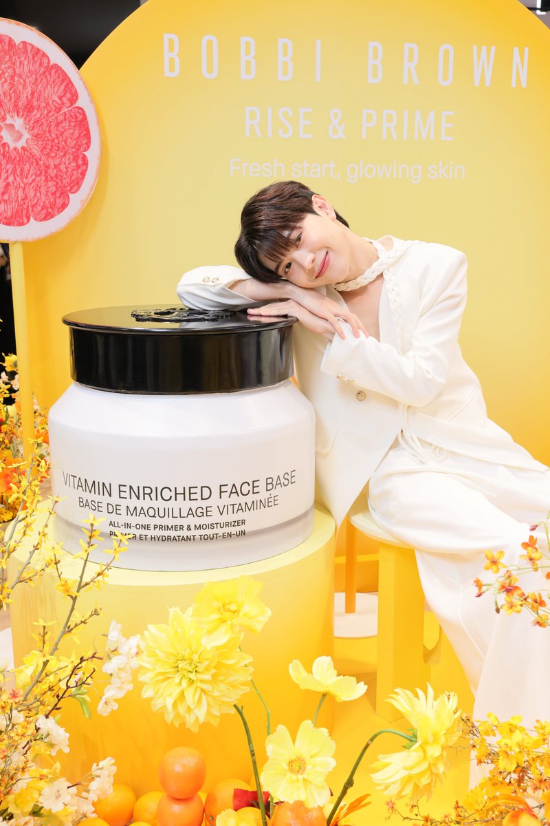 BobbiBrown_TH's tweet photo. คุณต้นหลิวแจกความสดใสที่งาน RISE &amp; PRIME with #VitaminEnrichedCollection ณ เซ็นทรัล ลาดพร้าว💛✨
#BobbiBrownTHXTONLIEWMTP #VitaminEnrichedSmoothingSerum #VitaminEnrichedFaceBase #FreshStartGlowingSkin #BobbiBrownThailand #tonliewmtp #ต้นหลิวเด็กจิ๋ว https://t.co/9JtYJwTIkA