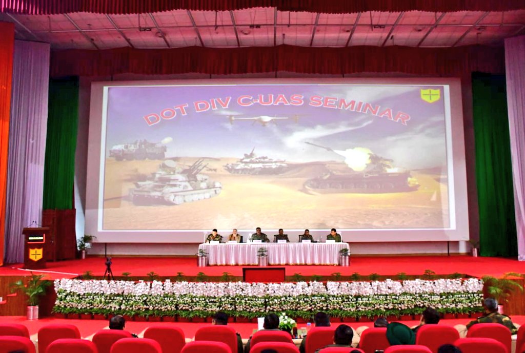 SWComd_IA's tweet photo. #DotOnTargetDivision organised a Counter-Unmanned Aerial System seminar and explored available technologies and solutions including tactics, training and procedures, focusing on latest countermeasures to bolster operational readiness. 

#DotOnTarget
#SaptaShaktiCommand
#IndianArmy
#OnThePathofTransformation
#AtmanirbharBharat
#OpReadiness 

@adgpi
@HQ_IDS_India
@DefenceMinIndia
@KSBSectt
@SpokespersonMoD
@PRODefRjsthn