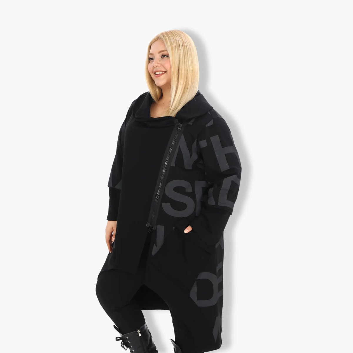seelenlook's tweet photo. 🍂 Herbst Must-Have! 🍂
Die Zedd Plus Damen Jacke kombiniert Style &amp; Komfort: Oversize-Look, Buchstaben-Muster &amp; warmer Jersey-Stoff. Perfekt für große Größen und Lagenlook-Fans! 💖
➡️ Jetzt shoppen: https://t.co/7us49ahMT4
#CurvyFashion #OversizeStyle #HerbstMode https://t.co/zbWFmM9mwD