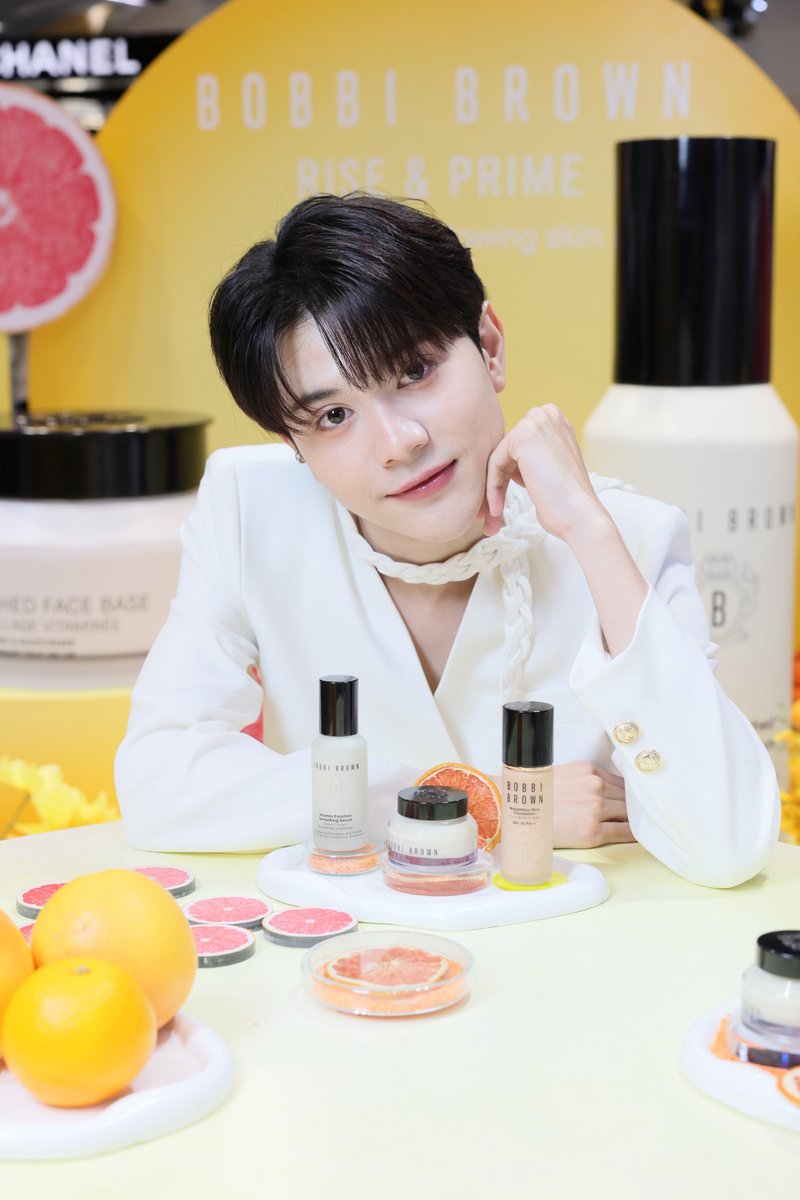BobbiBrown_TH's tweet photo. คุณต้นหลิวแจกความสดใสที่งาน RISE &amp; PRIME with #VitaminEnrichedCollection ณ เซ็นทรัล ลาดพร้าว💛✨
#BobbiBrownTHXTONLIEWMTP #VitaminEnrichedSmoothingSerum #VitaminEnrichedFaceBase #FreshStartGlowingSkin #BobbiBrownThailand #tonliewmtp #ต้นหลิวเด็กจิ๋ว https://t.co/iUXDFfsMYo