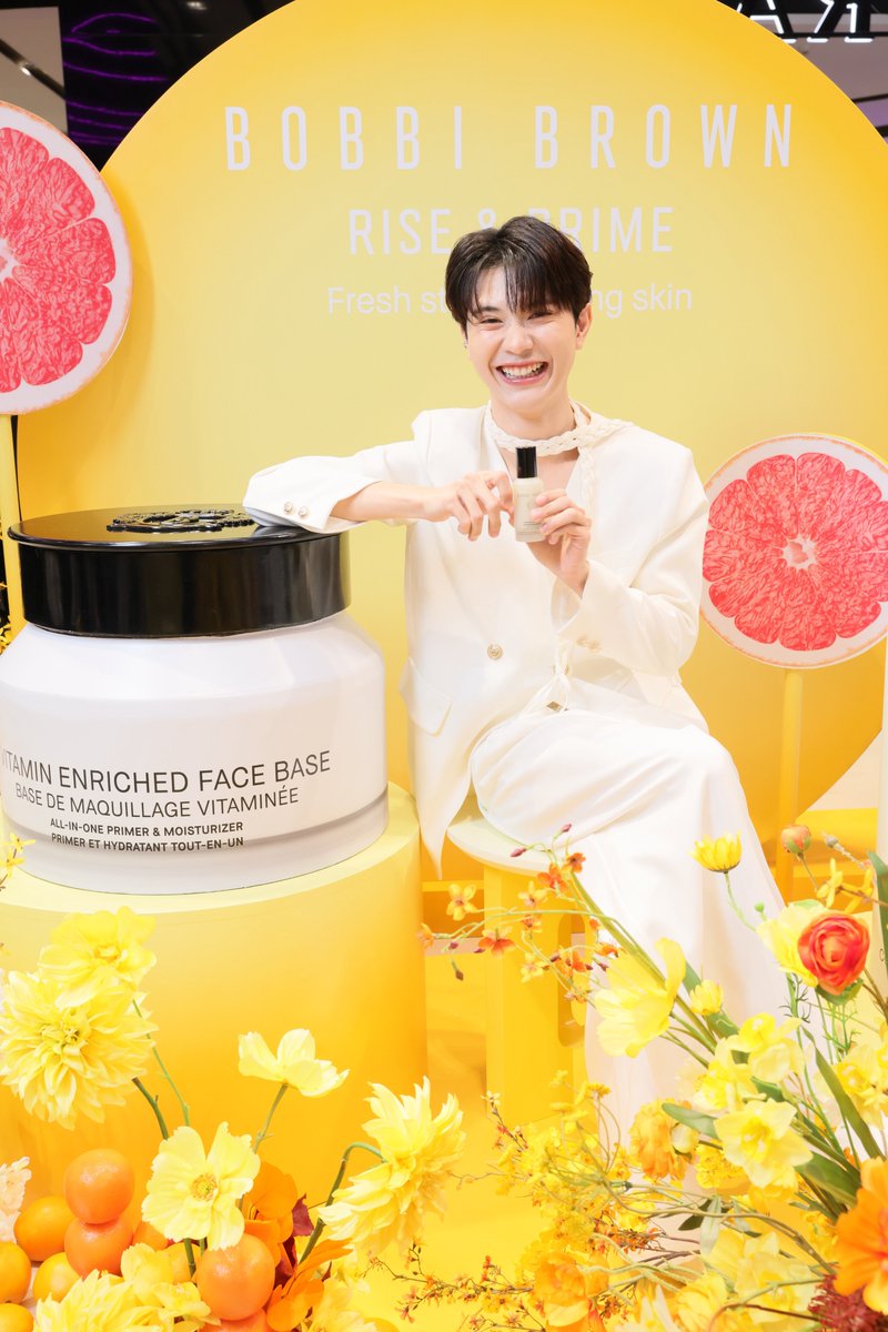 BobbiBrown_TH's tweet photo. คุณต้นหลิวแจกความสดใสที่งาน RISE &amp; PRIME with #VitaminEnrichedCollection ณ เซ็นทรัล ลาดพร้าว💛✨
#BobbiBrownTHXTONLIEWMTP #VitaminEnrichedSmoothingSerum #VitaminEnrichedFaceBase #FreshStartGlowingSkin #BobbiBrownThailand #tonliewmtp #ต้นหลิวเด็กจิ๋ว https://t.co/iUXDFfsMYo