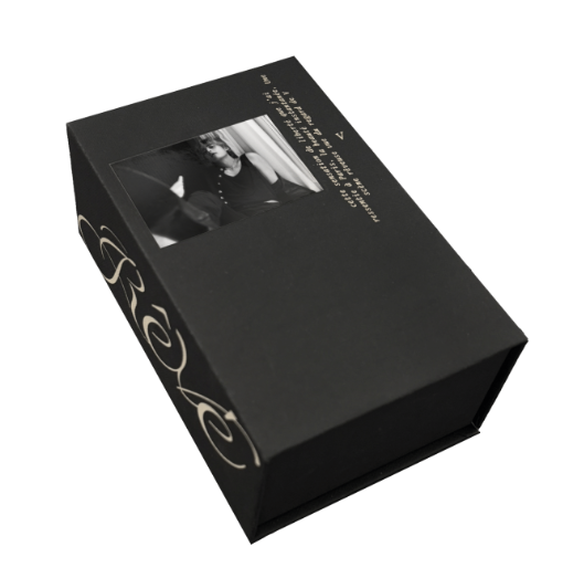 Taehyung has announced a new photobook, Rêvé.