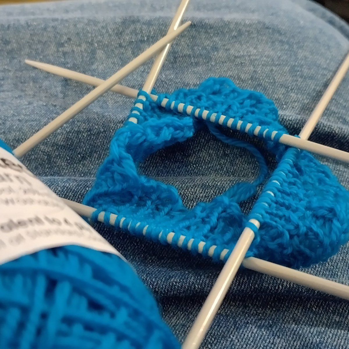 langridgep's tweet photo. I was very brave and cast on for a sock. 😲
Never tried #knitting in the round, or double-pointed needles. I've already messed up the rib pattern but I'm pushing through. Scared of the heel but that's a problem for Future Me! https://t.co/RKvaS3ixk3
