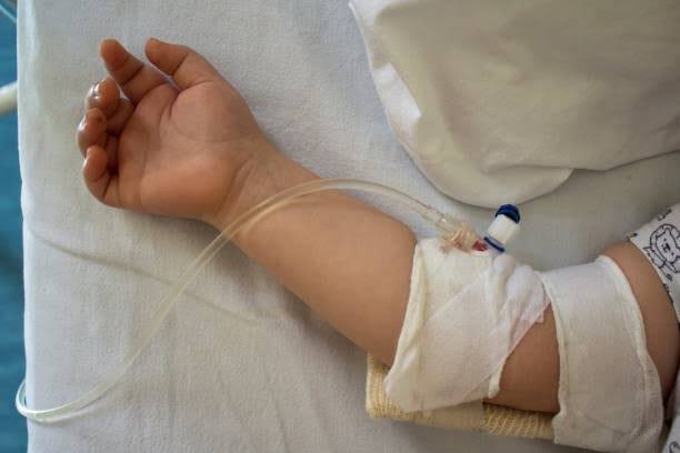 autopsy_surgeon's tweet photo. ⚠️ Trigger warning ⚠️ 

⚠️ Trigger warning ⚠️

⚠️ Trigger warning ⚠️

“When Oxygen Becomes Poison: The Tragic Irony Behind a 16-Month-Old’s Death due to a medical error.”

This is a case of a 16-month-old girl who was hospitalized due to bilateral lobar pneumonia and intravenously treated with antibiotics via a peripheral line into her left forearm.

At the time of administering the antibiotherapy, the nurse noticed that the venous access was obstructed.