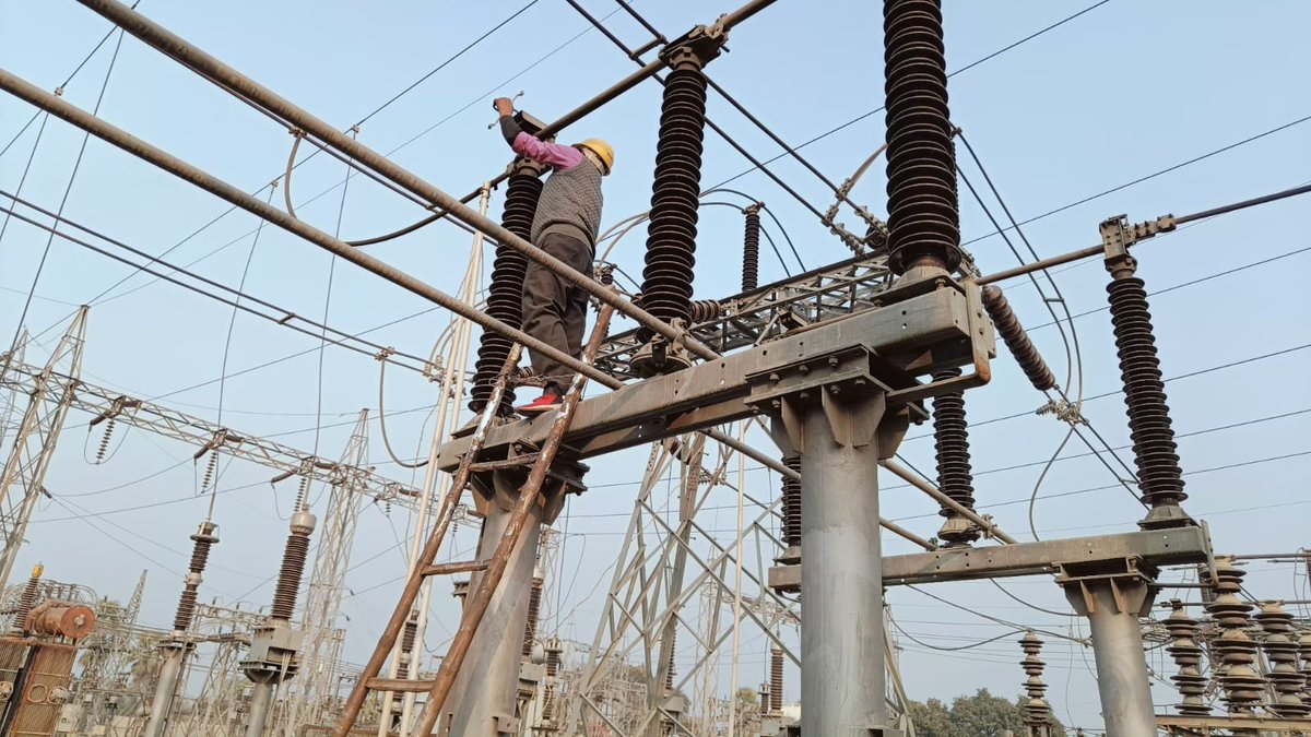 SEVA_NBPDCL's tweet photo. सर्दी के मौसम में निर्बाध व सुरक्षित बिजली आपूर्ति सुनिश्चित करने के लिए ग्रिड स्टेशन #सीवान स्थित 132 kV मशरख खाड़ी, रघुनाथपुर खाड़ी और टी 2 खाड़ी में बिजली संयत्रों के रखखाव का कार्य किया गया।

#BSPHCL https://t.co/vHzEGz9j45