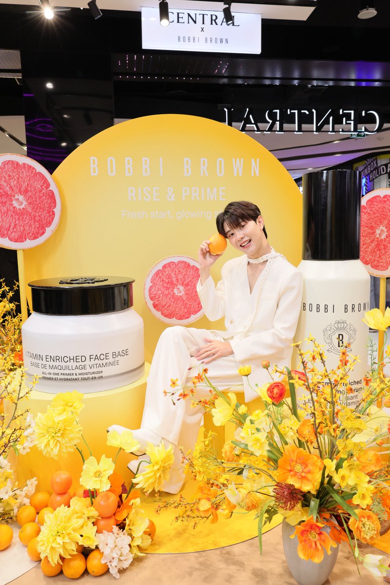 BobbiBrown_TH's tweet photo. คุณต้นหลิวแจกความสดใสที่งาน RISE &amp; PRIME with #VitaminEnrichedCollection ณ เซ็นทรัล ลาดพร้าว💛✨
#BobbiBrownTHXTONLIEWMTP #VitaminEnrichedSmoothingSerum #VitaminEnrichedFaceBase #FreshStartGlowingSkin #BobbiBrownThailand #tonliewmtp #ต้นหลิวเด็กจิ๋ว https://t.co/9JtYJwTIkA