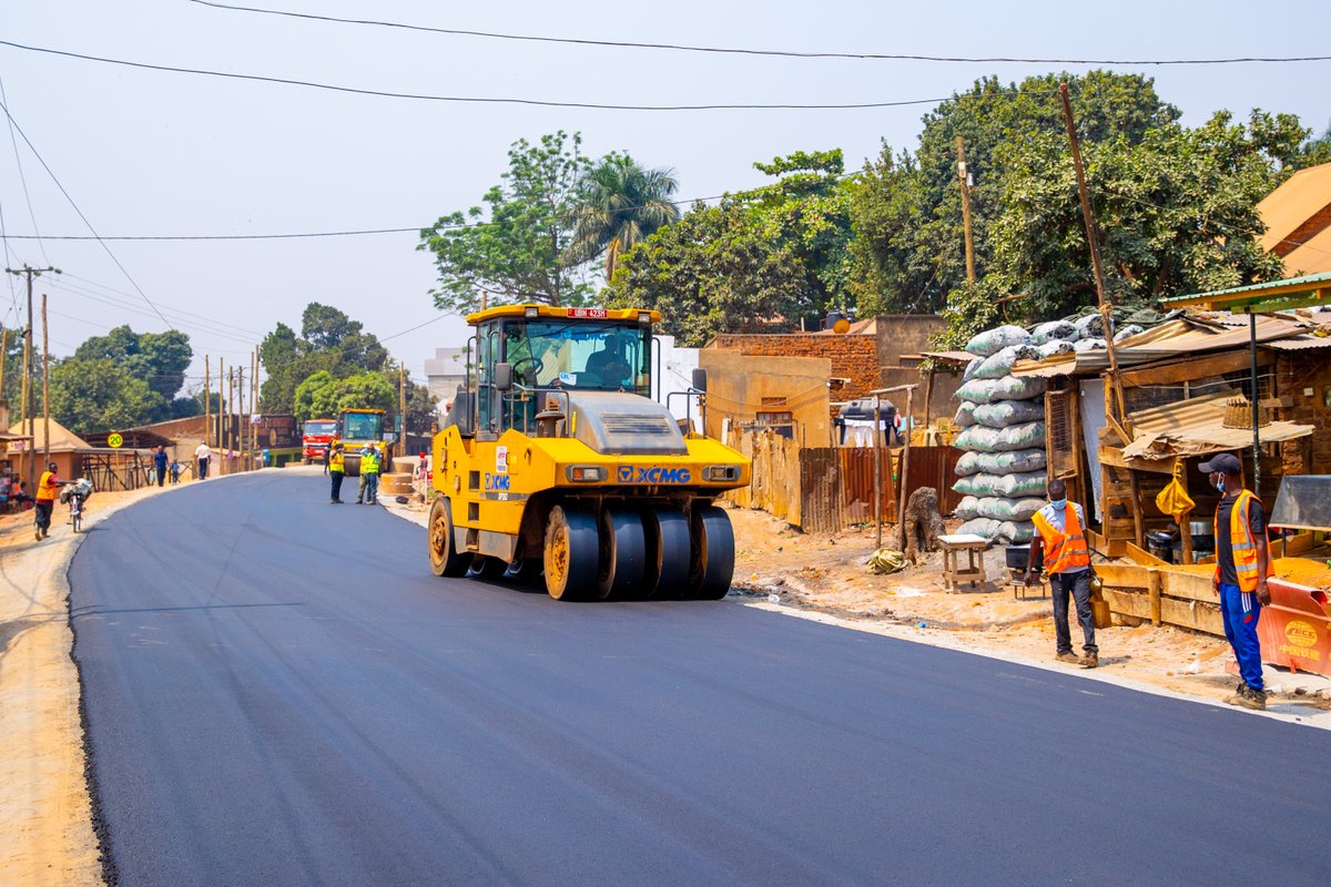 KCCAUG's tweet photo. SITE: Kyebando Ring Road (1.8km)
LOCATION: Kawempe Division
SCOPE OF WORK: Reconstruction
ACTIVITY: Ongoing Asphalt Works 

#KCCAatWork under the Kampala City Roads Rehabilitation Project (KCRRP) #ForABetterCity.