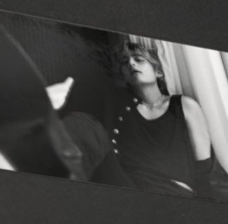 koovarbie's tweet photo. EXCUSE ME KIM TAEHYUNG?????? https://t.co/OIIAU63B4F