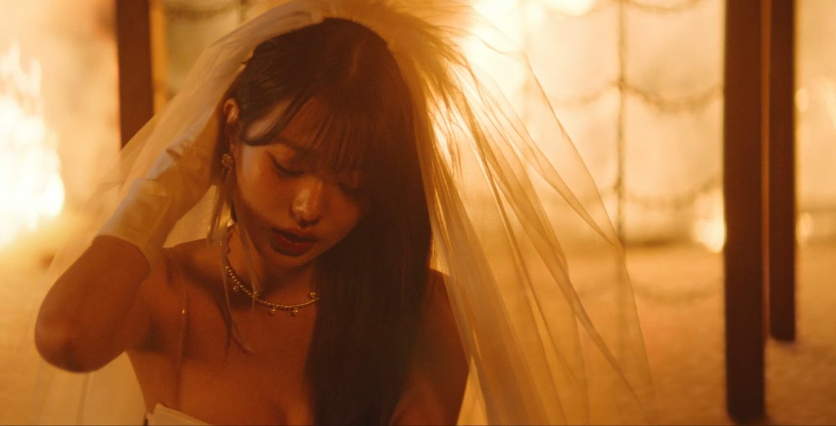IVEUpdates_'s tweet photo. Bride Jang Wonyoung we can feel your pain 😢 👰‍♀ 

REBEL HEART OUT NOW
#IVE_REBELHEART_MV_RELEASE
#REBELHEART #IVE_EMPATHY #아이브공감 #JANGWONYOUNG https://t.co/XU8F94gNYR