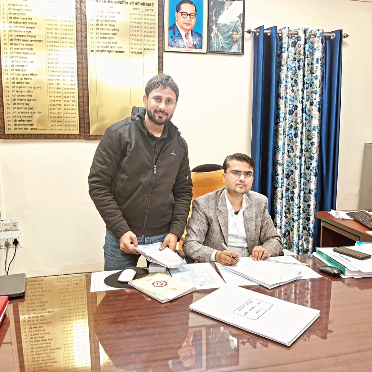 jeetu4choudhary's tweet image. माता-पिता और परिवार के आशीर्वाद से अखिरकार बेरोजगारी का एक लंबा दौर खत्म हुआ! आज राजस्थान सरकार के कर्मचारी के रूप में JUNIOR Accountant के पद पर कोष कार्यालय, टोंक में पदस्थापन ग्रहण किया! यात्रा में साथ देने वाले सभी साथियों का धन्यवाद 🙏